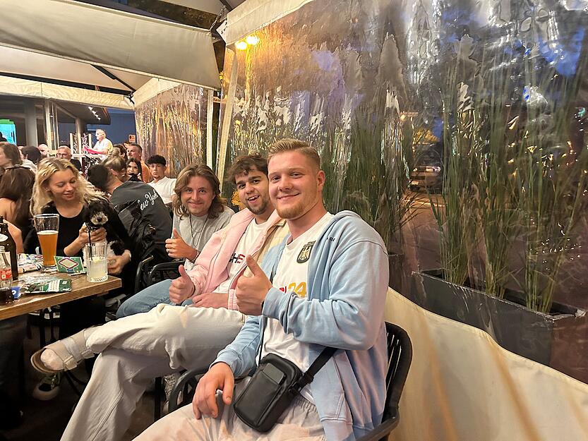 Im Hartmans in Heilbronn verfolgen Fans beim Public Viewing gespannt die zweite Halbzeit.