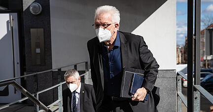 Winfried Kretschmann (B&uuml;ndnis 90/Die Gr&uuml;nen), Ministerpr&auml;sident von Baden-W&uuml;rttemberg, erreicht das Haus der Architekten f&uuml;r die dritten Sondierungsgespr&auml;che mit den Gr&uuml;nen und der SPD. +++ dpa-Bildfunk +++