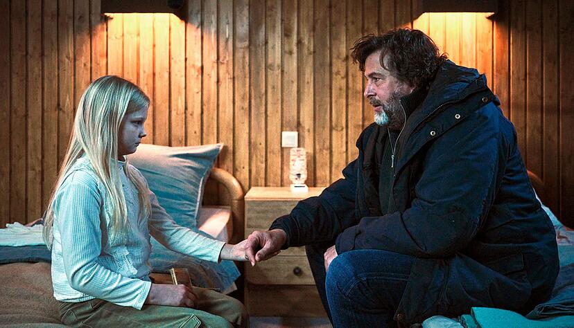 Kommissar Friedemann Berg (Hans-Jochen Wagner) ist der einzige, zu dem Eliza (Hanna Heckt) Zutrauen fasst.