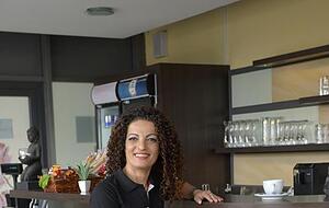 Filis Mahbi Acar ist die neue P&auml;chterin des Soleo-Restaurants und der Sauna-Bar. Au&szlig;erdem betreibt sie die Doppelpass-Sportsbar.
Fotos: Mario Berger