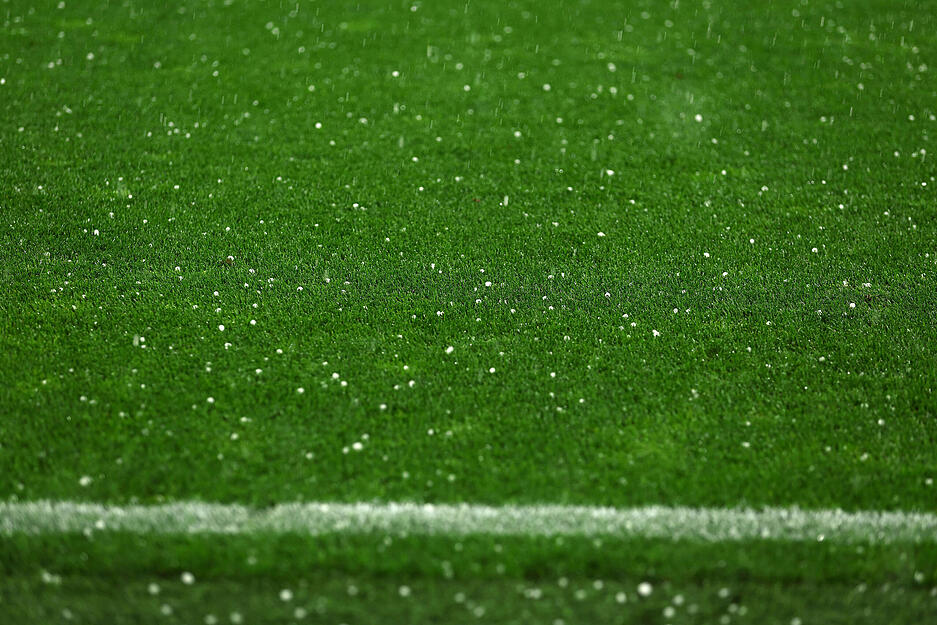 Kleine Hagelkörner lagen kurz nach der Spielunterbrechung auf dem Feld.