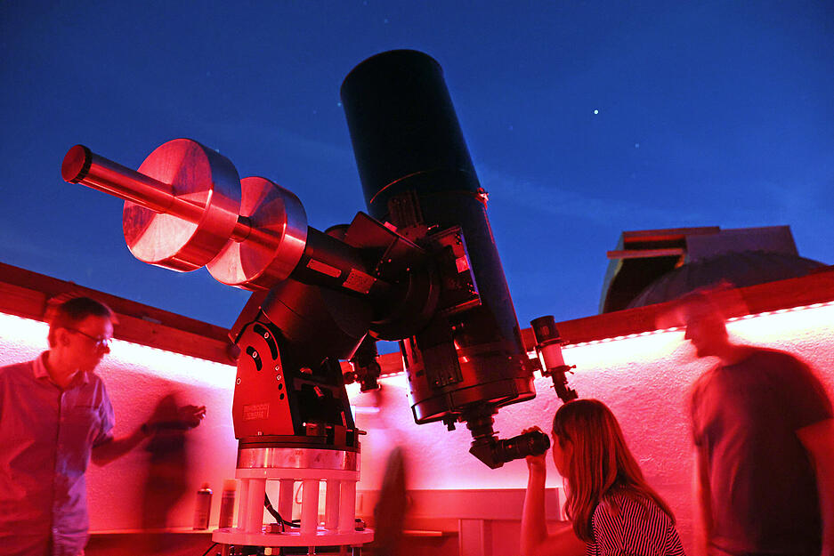 Blick in den Sternenhimmel: Die Robert-Mayer-Sternwarte hat zum Höhepunkt der Perseiden an mehreren Abenden geöffnet. Blick in den Sternenhimmel: Die Robert-Mayer-Sternwarte hat zum Höhepunkt der Perseiden an mehreren Abenden geöffnet.