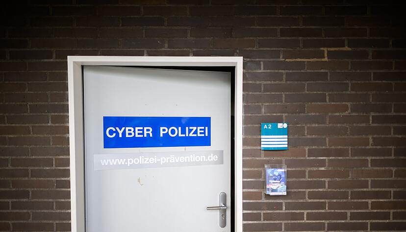Mit Durchsuchungen in sechs Bundesländern ist die Polizei gegen Cybermobbing und Cyberstalking vorgegangen. (Symbolbild) Mit Durchsuchungen in sechs Bundesländern ist die Polizei gegen Cybermobbing und Cyberstalking vorgegangen. (Symbolbild)
