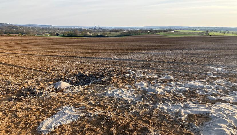 Spuren der kontrollierten Sprengung auf einem Feld bei Bad Friedrichshall-Untergriesheim.