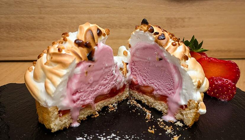 Außen heiß und flambiert, innen noch gefroren - so ist das gegrillte Eis mit goldbraunem Baiser perfekt zum sofortigen Servieren. Außen heiß und flambiert, innen noch gefroren - so ist das gegrillte Eis mit goldbraunem Baiser perfekt zum sofortigen Servieren.