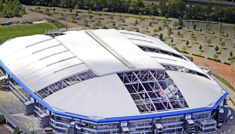 Das defekte Dach der Veltins-Arena musste komplett erneuert werde. Foto: Andreas Dunker