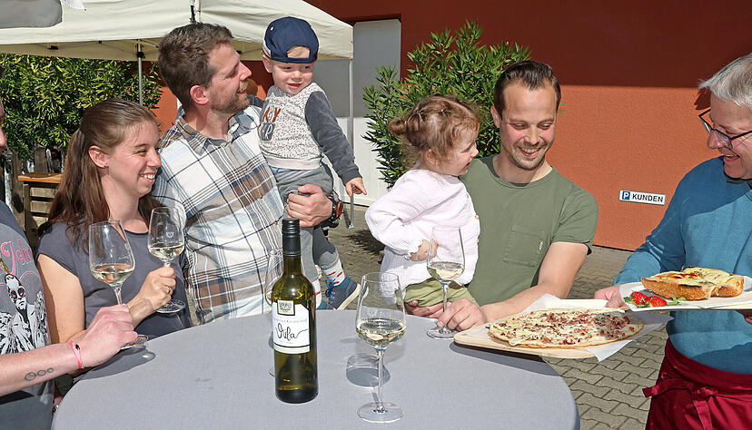 Flammkuchen und Raclette-Baguette im Weingut Albrecht-Gurrath. Flammkuchen und Raclette-Baguette im Weingut Albrecht-Gurrath.