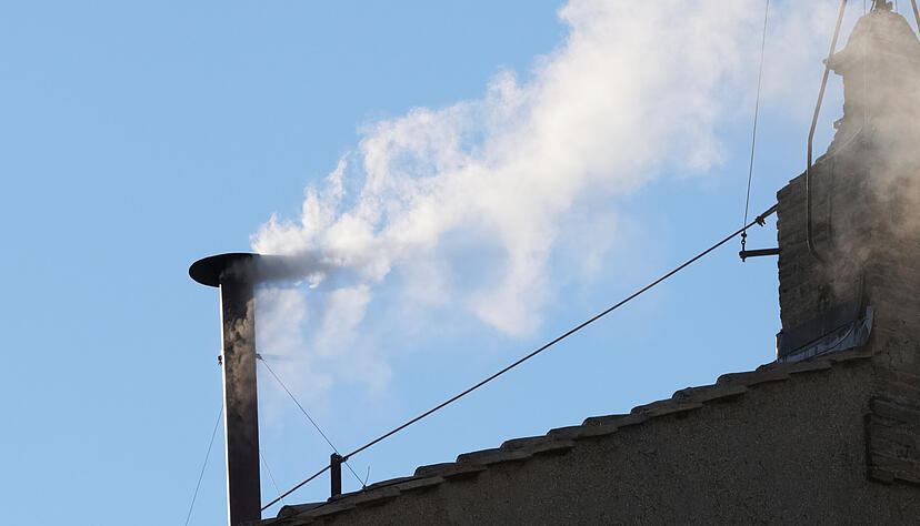 Wei&szlig;er Rauch quillt aus dem Schornstein der Sixtinischen Kapelle w&auml;hrend des Konklaves zur Wahl eines neuen Papstes im Vatikan.