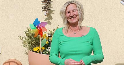 So kennen die Menschen Silke Naun-Bates: lachend und strahlend. Das war nicht immer so. Deshalb hat die 53-Jährige angefangen zu schreiben. Heute ist sieneben zahlreichen anderen Jobs auch erfolgreiche Autorin.
Foto: Elfi Hofmann