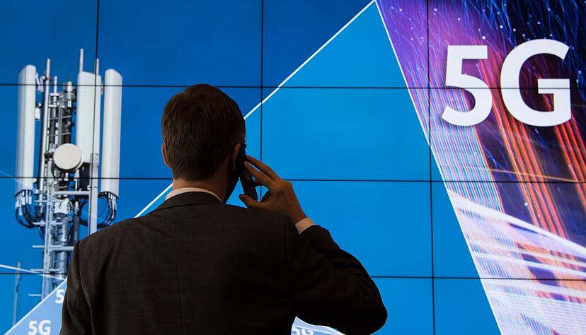 Ein geradezu historisches Bild aus dem Jahr 2019 - ein Mann bei der Frequenzauktion der Bundesnetzagentur.