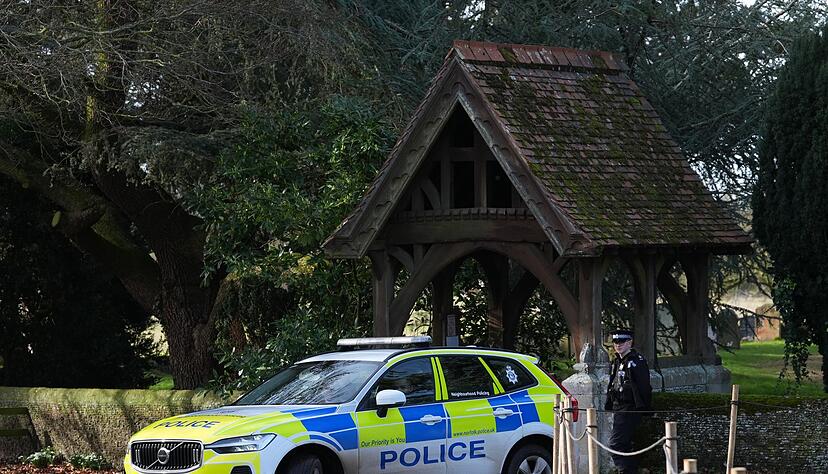 Die Polizei f&uuml;hrt ihre Ermittlungen gegen Andrew fort.