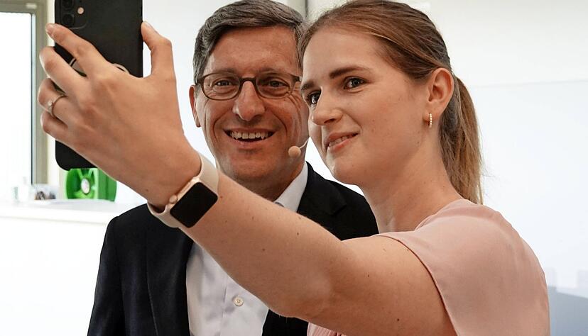 Nach der Jahrespressekonferenz noch schnell ein Selfie mit dem Chef: Die Social-Media-Beauftragte bei EBM-Papst, Carina Rau, mit Klaus Gei&szlig;d&ouml;rfer. Das Unternehmen baut seine Social-Media-Aktivit&auml;ten aus.