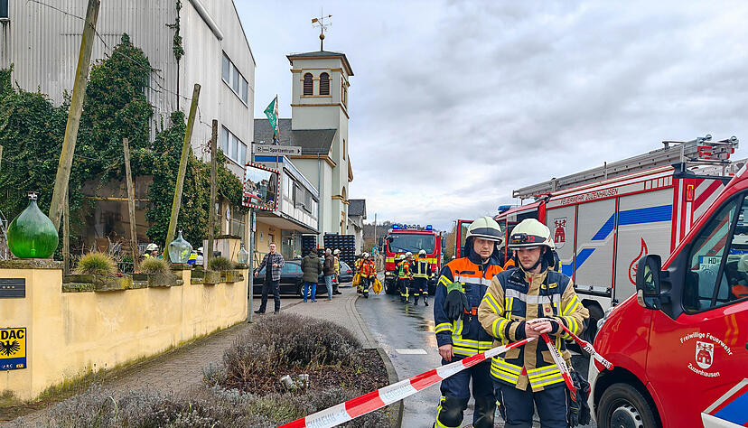 Einsatzkräfte der Feuerwehr sind am Mittwochnachmittag in Zuzenhausen vor Ort. Einsatzkräfte der Feuerwehr sind am Mittwochnachmittag in Zuzenhausen vor Ort.