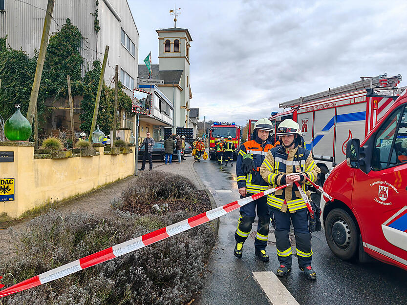 Einsatzkr&auml;fte der Feuerwehr sind am Mittwochnachmittag in Zuzenhausen vor Ort.