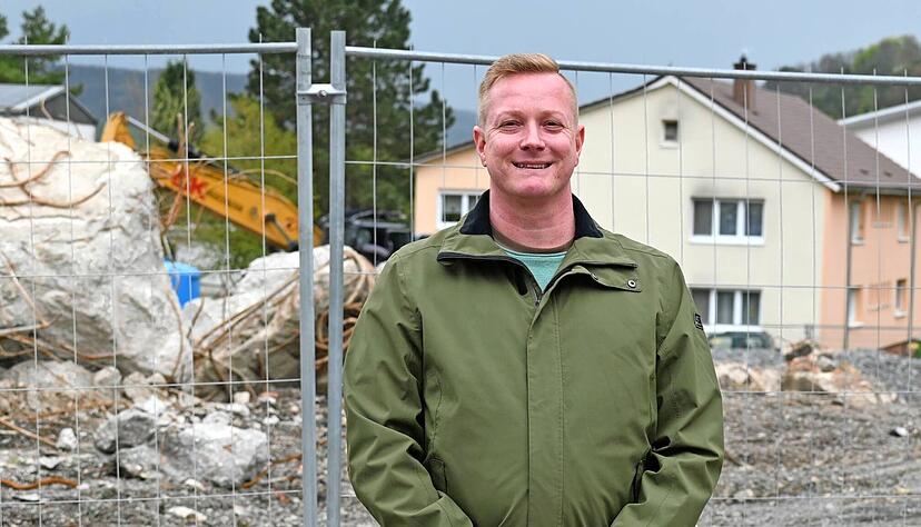Für das ZG-Areal im Hintergrund, das gerade abgerissen wird, hat Bürgermeisterkandidat Marcel Koppe genaue Pläne. Aber auch sonst sieht er in Krautheim noch große Potenziale.
Foto: Katrin Draskovits