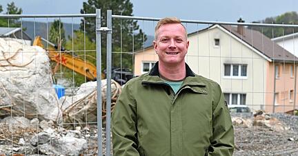 Für das ZG-Areal im Hintergrund, das gerade abgerissen wird, hat Bürgermeisterkandidat Marcel Koppe genaue Pläne. Aber auch sonst sieht er in Krautheim noch große Potenziale.
Foto: Katrin Draskovits