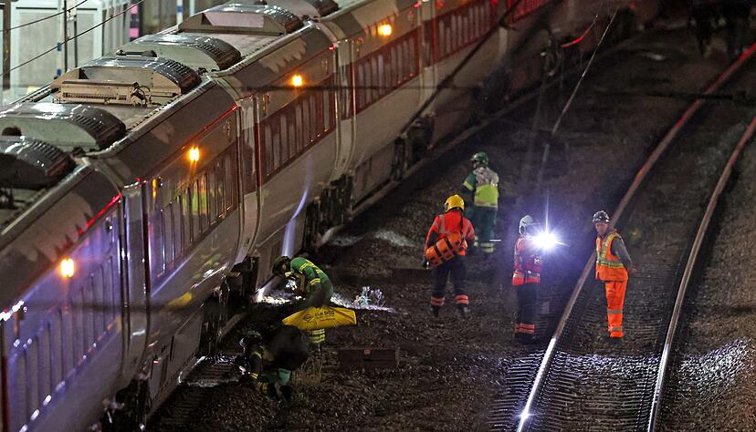 Mehrere Menschen sind bei einem Angriff in einem Zug in England verletzt worden.