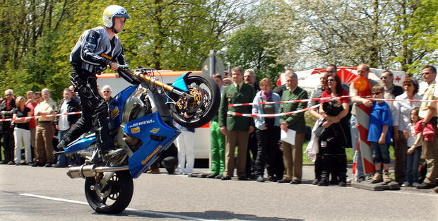 Stuntman in Aktion: Alle zwei Jahre organisiert die Polizei eine Präventionsveranstaltung und kontrolliert verstärkt den Bereich B 39, um Biker auf Gefahren aufmerksam zu machen.