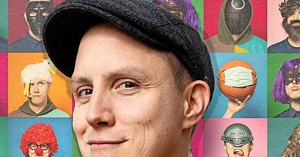 Will einen satirischen und schrägen Blick hinter all die Masken werfen, die Menschen im Alltag so tragen: Sebastian Rabsahl alias Sebastian 23 ist am Freitagabend zu Gast in der Maschinenfabrik Heilbronn. 
Foto: Oliver Look