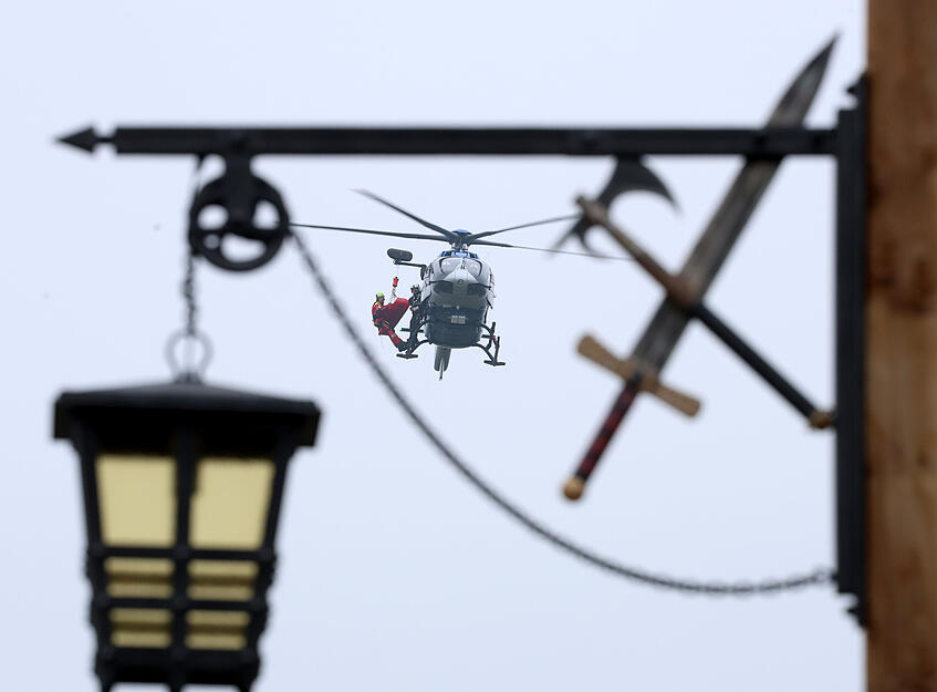 Unentwegt kreist der Polizeihubschrauber zu Übungszwecken über dem Erlebnispark Tripsdrill bei Cleebronn.