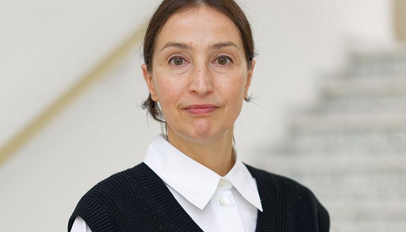 In ihrer Rolle als AI-Prompt prüft Karoline von dem Bussche, wie sich Künstliche Intelligenz in unterschiedlichen Bereichen einer Kommunikations-Agentur sinnvoll nutzen lässt. In ihrer Rolle als AI-Prompt prüft Karoline von dem Bussche, wie sich Künstliche Intelligenz in unterschiedlichen Bereichen einer Kommunikations-Agentur sinnvoll nutzen lässt.