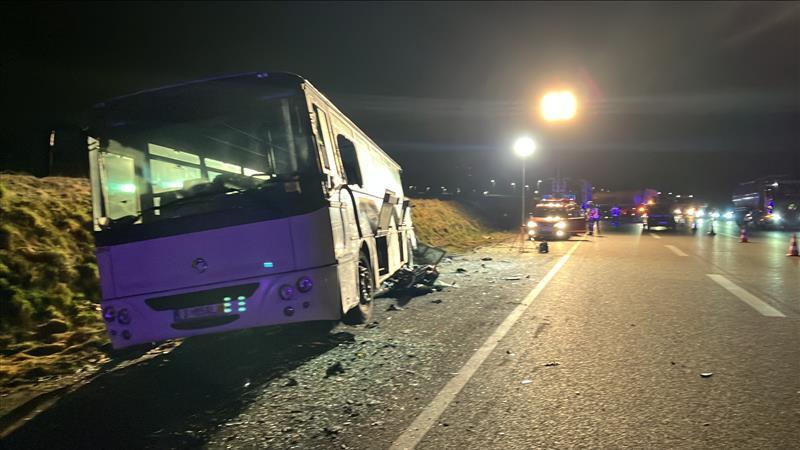 Unfall auf der A6 am frühen Morgen: Ein Lkw krachteauf Höhe von Erlenbach in einen Reisebus. Vier Personen wurden leicht verletzt. Unfall auf der A6 am frühen Morgen: Ein Lkw krachteauf Höhe von Erlenbach in einen Reisebus. Vier Personen wurden leicht verletzt.