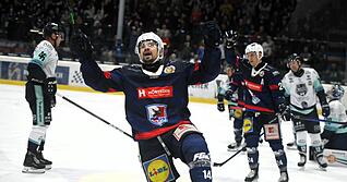 Falken-Stürmer Niklas Jentsch möchte auch kommende Saison für Heilbronn jubeln. Ob das gelingt, wird vor dem Schiedsgericht entschieden.