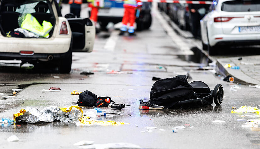 Ein Auto steht im Bereich des Einsatzortes. In der Münchner Innenstadt ist am Donnerstag ein Fahrzeug in eine Menschengruppe gefahren.