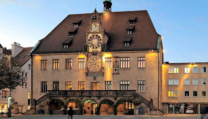 Nach der Zerstörung der Stadt während des Zweiten Weltkriegs, wurde das Rathaus Heilbronn nach dem historischen Vorbild wieder aufgebaut. Nach der Zerstörung der Stadt während des Zweiten Weltkriegs, wurde das Rathaus Heilbronn nach dem historischen Vorbild wieder aufgebaut.