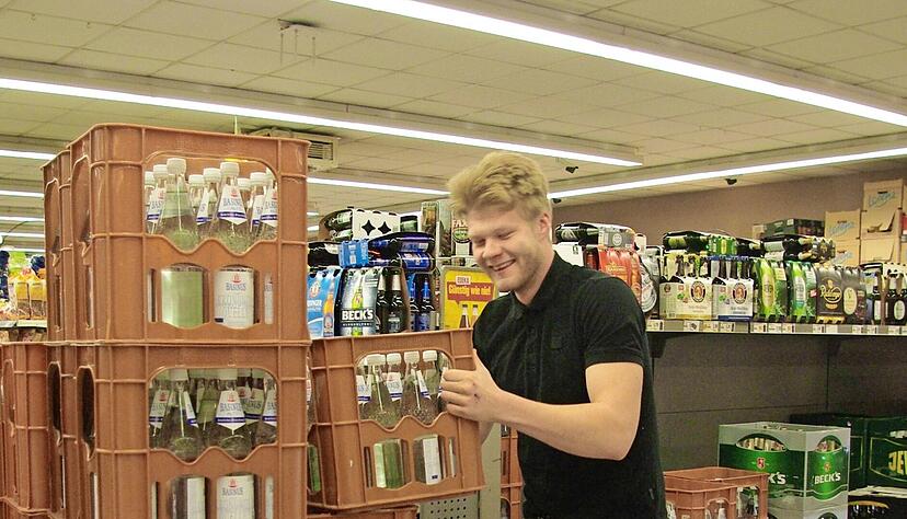 Pascal Schwenzfeger r&auml;umt die nachts angelieferten Getr&auml;nkekisten ein.