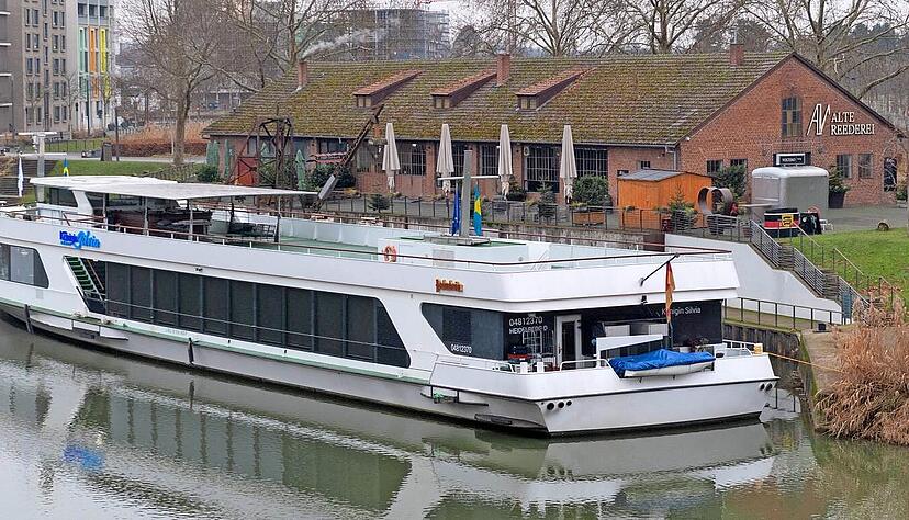 Die 69 Meter lange und zehn Meter breite „Königin Silvia“ ist das Flaggschiff der Weißen Flotte: mit Platz für bis zu 600 Fahrgäste, zwei Decks, einer großen Barlounge, inklusive Gastronomie, Bühne und Veranstaltungstechnik. Die 69 Meter lange und zehn Meter breite „Königin Silvia“ ist das Flaggschiff der Weißen Flotte: mit Platz für bis zu 600 Fahrgäste, zwei Decks, einer großen Barlounge, inklusive Gastronomie, Bühne und Veranstaltungstechnik.