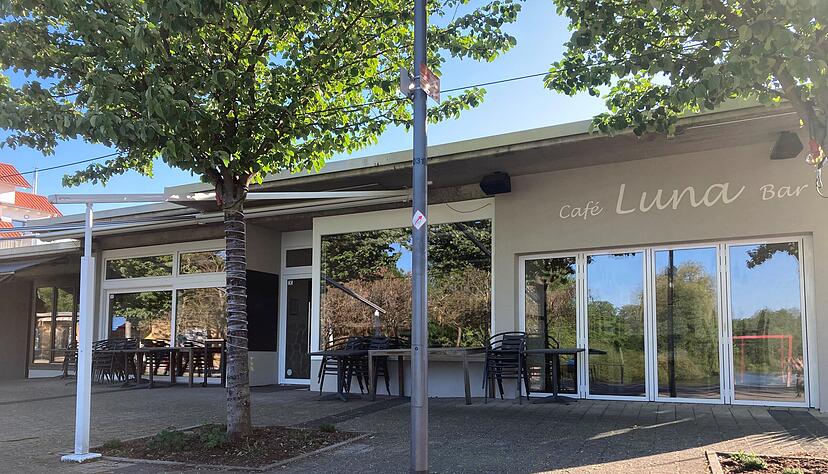 Die Café Luna-Bar in Bad Rappenau bleibt trotz der Möglichkeit zur Bewirtung vorerst geschlossen. Gastronom Mark Leiensetter möchte abwarten, bis in der Außengastronomie keine Tests mehr nötig sind.
Fotos: Elfi Hofmann Die Café Luna-Bar in Bad Rappenau bleibt trotz der Möglichkeit zur Bewirtung vorerst geschlossen. Gastronom Mark Leiensetter möchte abwarten, bis in der Außengastronomie keine Tests mehr nötig sind.
Fotos: Elfi Hofmann