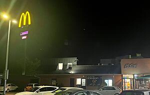 Das gelbe Werbe-M leuchtet in der schwarzen Dunkelheit. Obendrüber glitzern wunderbar die Sterne in dieser wolkenlosen Nacht von Freitag auf Samstag. Aber das sieht hier keiner. Zu hell ist der gut gefüllte Parkplatz beleuchtet.