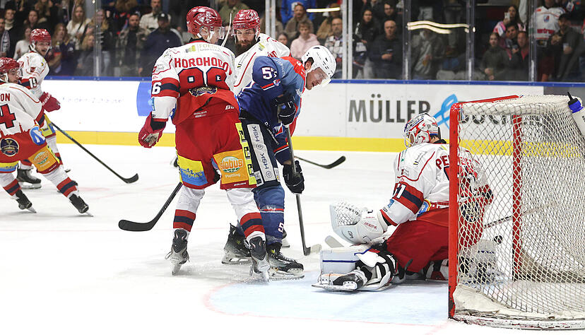 DSC-Goalie Timo Pielmeier (rechts) erweist sich lange als fast unüberwindbares Bollwerk für Luis Ludin (Mitte) und die Heilbronner Falken.