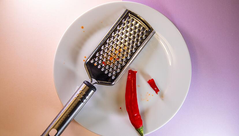 Die zimmerwarme Chilischote ist zu weich: Sie bricht beim Reiben schnell auseinander und spritzt stark. Die zimmerwarme Chilischote ist zu weich: Sie bricht beim Reiben schnell auseinander und spritzt stark.