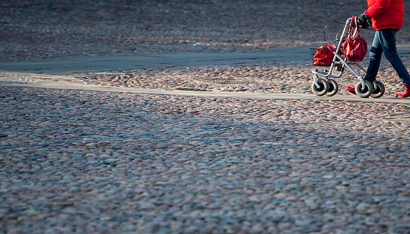 Alles eine Sache der Übung: An das Unterwegssein mit Rollator muss man sich erst einmal gewöhnen. Alles eine Sache der Übung: An das Unterwegssein mit Rollator muss man sich erst einmal gewöhnen.