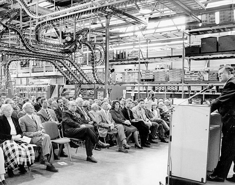 Festrede und Festg&auml;ste bei der Einweihung des Druckhauses in der Austra&szlig;e am 29.9.1995. Festredner ist der Schweizer Nationalrat Ernst M&uuml;hlemann. In der ersten Reihe sitzen Gastgeber (2. v. r.) Frank Distelbarth und Ehefrau Beatrice (l) neben Ministerpr&auml;sident Erwin Teufel (r).