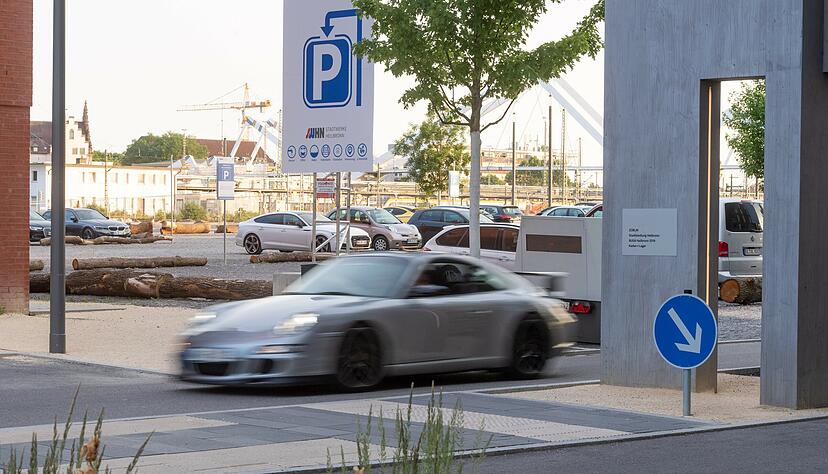 Zahlreiche Raser werden immer wieder im Neckarbogen auffällig. Der im Bild zu sehende Sportwagen hält sich allerdings an die erlaubte Geschwindigkeit von 20 Stundenkilometern.
Foto: Archiv/Berger
