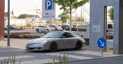 Zahlreiche Raser werden immer wieder im Neckarbogen auffällig. Der im Bild zu sehende Sportwagen hält sich allerdings an die erlaubte Geschwindigkeit von 20 Stundenkilometern.
Foto: Archiv/Berger