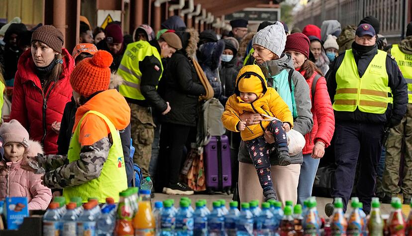 Flüchtlinge erreichen den Bahnhof von Przemysl in Polen: Auch in der Stadt und im Landkreis Heilbronn werden Menschen aus dem Kriegsgebiet erwartet.