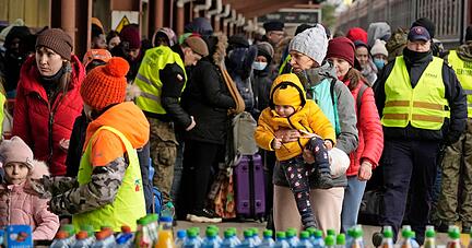 Flüchtlinge erreichen den Bahnhof von Przemysl in Polen: Auch in der Stadt und im Landkreis Heilbronn werden Menschen aus dem Kriegsgebiet erwartet.
Foto: dpa