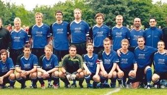 War in der Fußball-Bezirksliga nicht aufzuhalten: Der FSV Friedrichshall sicherte sich den Titel und damit den Aufstieg in die Landesliga. Das Meisterteam (hinten von links): Co-Trainer Timo Weber, Trainer Jürgen Schulz, Valentin Koch, Dominik Schühle, Alexander Preuß, Jurij Wegner, Cornelius Wall, Burhan Inan, Selim Altuner, Markus Junker; (vorne v.l.): Nicolai Grupp, Claudio Bertsch, Timo Bengel, Denis Schrank, Thorsten Fuchs, Daniel Hofmann, Rudi Wall, Armin Rovcanin, Matthias Reuter.Foto: Andreas Veigel