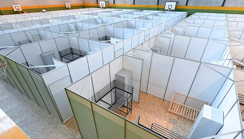 Blick in eine noch unbelegte Notunterkunft für Geflüchtete in Ravensburg. Viele Kommunen sind mit ihren Aufnahmekapazitäten am Limit und wollen nicht vom Land oder Bund gegängelt werden. Foto: Archiv/dpa