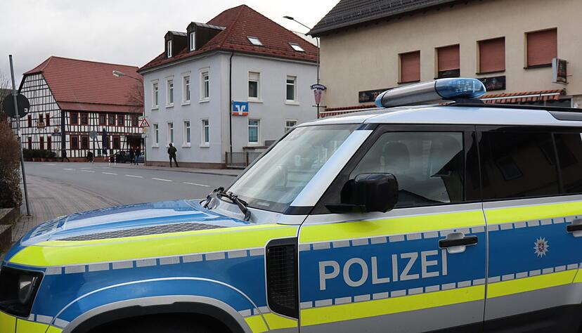 Die Polizei hat die Umgebung abgesperrt.