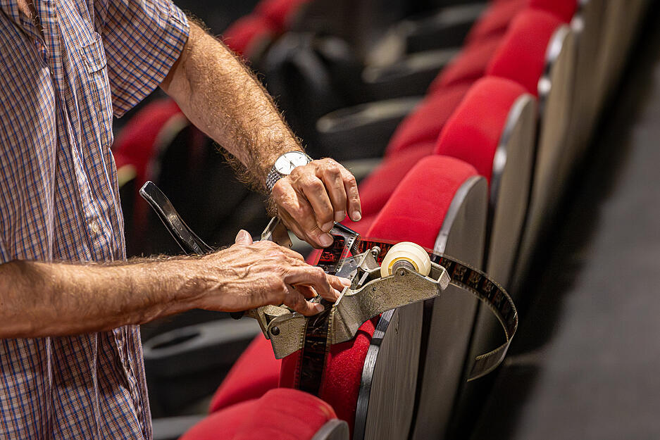 Wichtiges Werkzeuge des Vorführers: Die Schneide- und Klebepresse für 35 mm-Film Wichtiges Werkzeuge des Vorführers: Die Schneide- und Klebepresse für 35 mm-Film