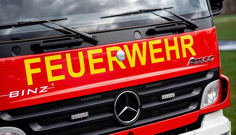 Die Feuerwehr war am Mittag weiterhin mit den L&ouml;scharbeiten besch&auml;ftigt. (Symbolbild)