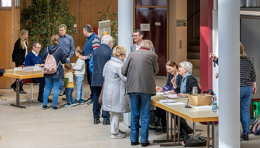Besonders viel los war in den Wahllokalen in Flein, wie hier im Rathaus. Mit 88,83 Prozent Wahlbeteiligung rangiert die Kommune nur hauchdünn hinter Lehrensteinsfeld, das immer top ist. Besonders viel los war in den Wahllokalen in Flein, wie hier im Rathaus. Mit 88,83 Prozent Wahlbeteiligung rangiert die Kommune nur hauchdünn hinter Lehrensteinsfeld, das immer top ist.