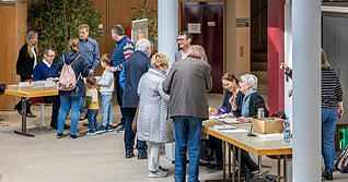 Besonders viel los war in den Wahllokalen in Flein, wie hier im Rathaus. Mit 88,83 Prozent Wahlbeteiligung rangiert die Kommune nur hauchdünn hinter Lehrensteinsfeld, das immer top ist. Besonders viel los war in den Wahllokalen in Flein, wie hier im Rathaus. Mit 88,83 Prozent Wahlbeteiligung rangiert die Kommune nur hauchdünn hinter Lehrensteinsfeld, das immer top ist.