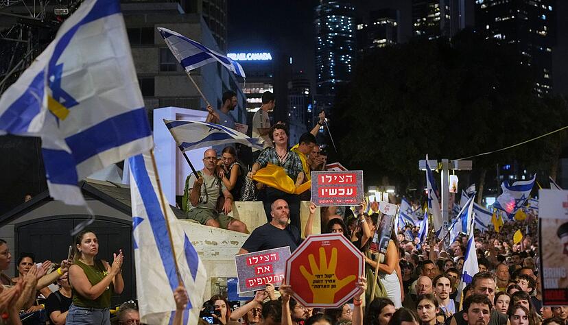 Gro&szlig;e Menschenmengen demonstrierte nach Angaben der Organisatoren f&uuml;r die Freilassung der Geiseln aus der Gewalt der Hamas und ein Ende des Gaza-Kriegs.