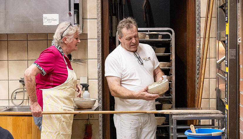 Mehr als 520 Leser wollten beim Lesersommer in der Oettinger Mühle in Ilsfeld dabei sein. Heidi Alles aus Möckmühl ist eine von acht glücklichen Teilnehmern, die beim Brotbackkurs mit Klaus Oettinger (rechts) wertvolle Tipps erhielten.
Foto: Lina Bihr